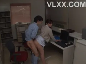 Phản chiếu sự thâm nhập từ phía trước và phía sau và kết thúc bằng màn xuất tinh. Vừa tắm xong, tôi bắt gặp cô ấy và quan hệ tình dục khi cô ấy đang ngắm mình trong gương.