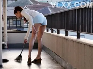 Chồng yêu đi vắng, vợ yêu ở nhà bị bố gã chồng và mấy lão nhà sát bên thay phiên dí