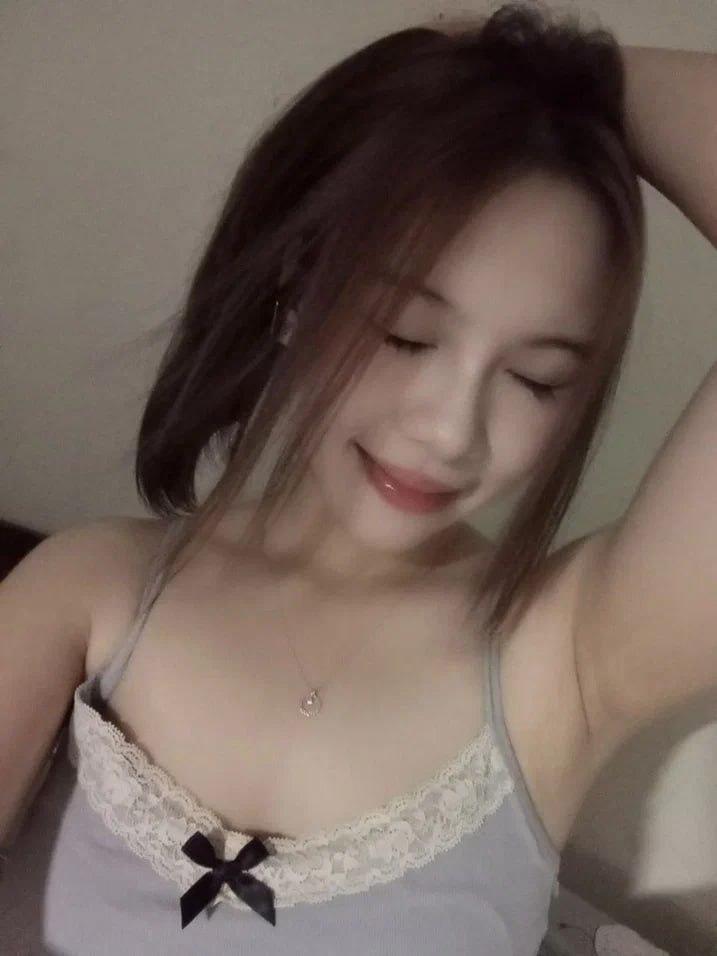 Em gái lồn không lông sướng há mồm với cặc bự của anh họ