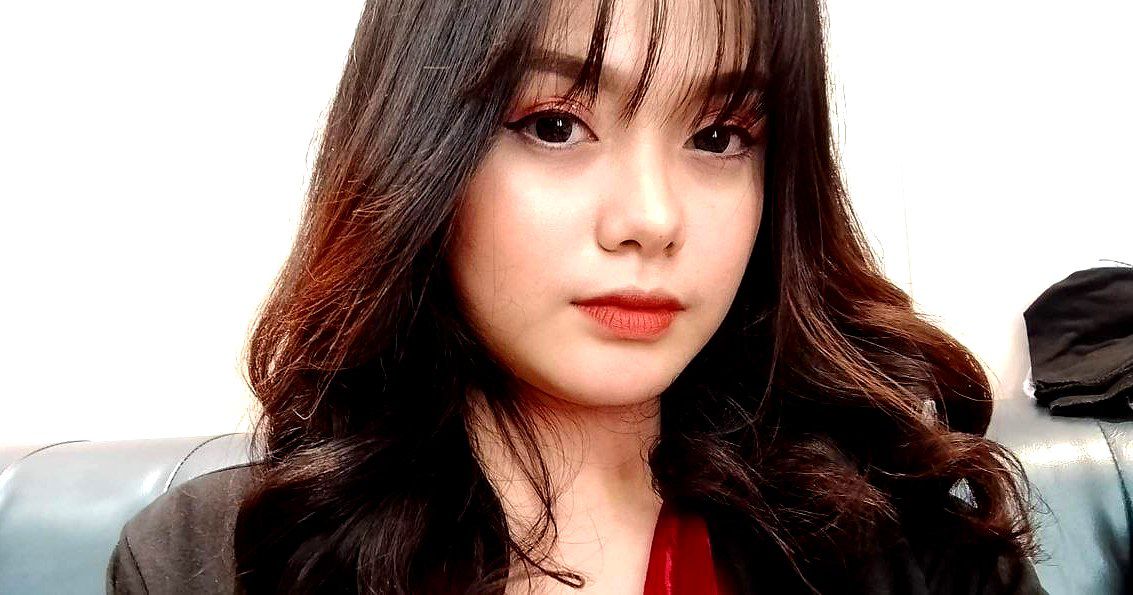Cô em múp lồn khoe bướm đẹp cho toàn thể hội đồng dâm xem